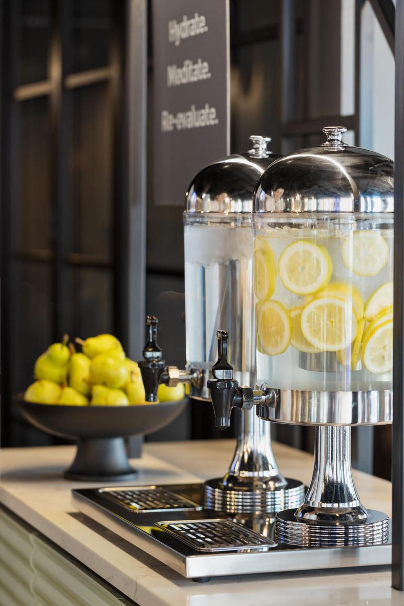 Spark By Hilton London Ромфорд Экстерьер фото