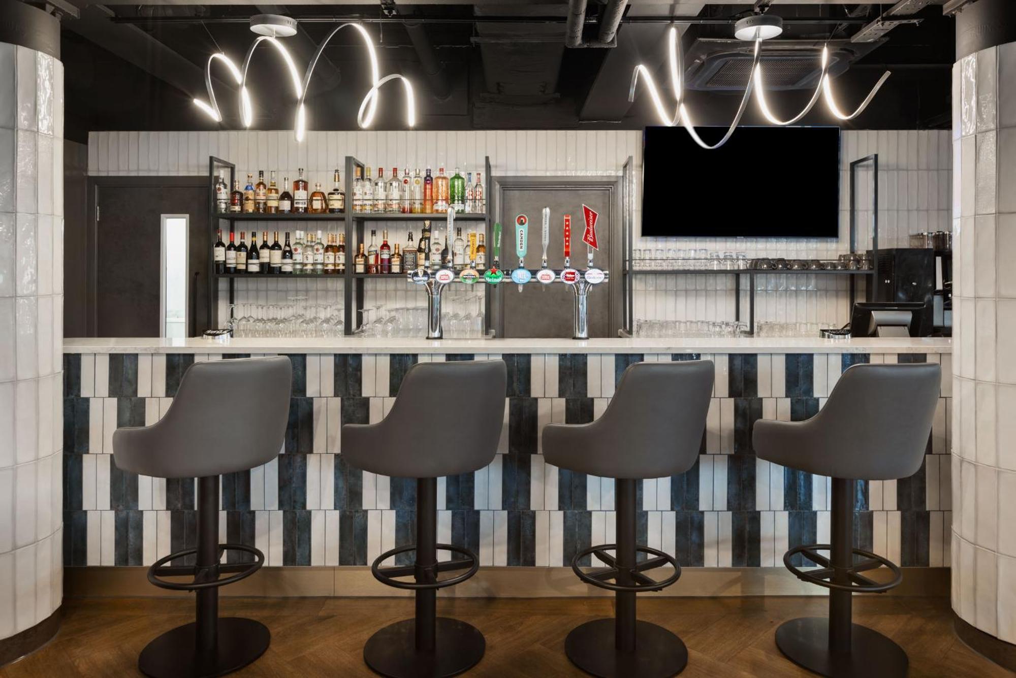 Spark By Hilton London Ромфорд Экстерьер фото