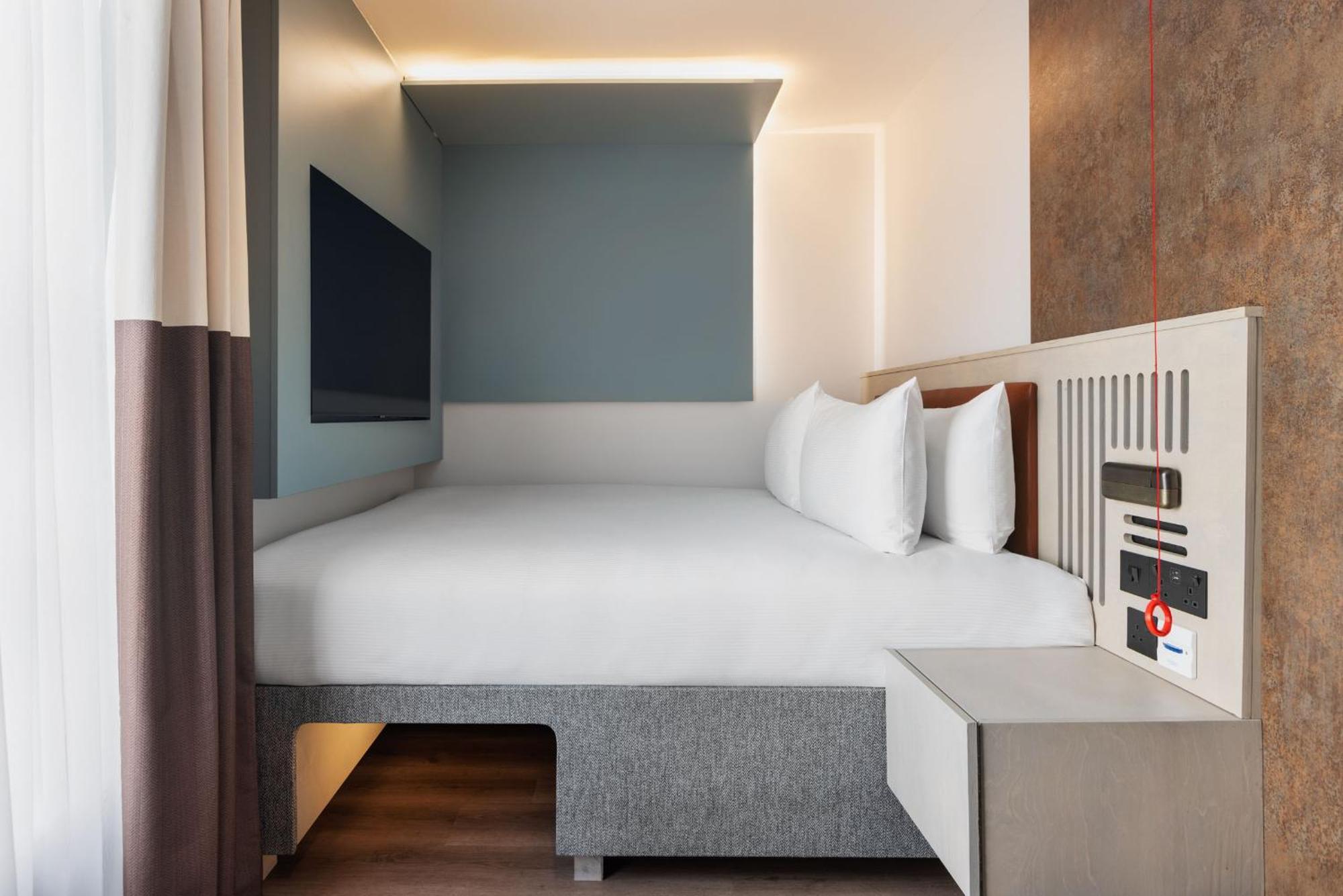 Spark By Hilton London Ромфорд Экстерьер фото