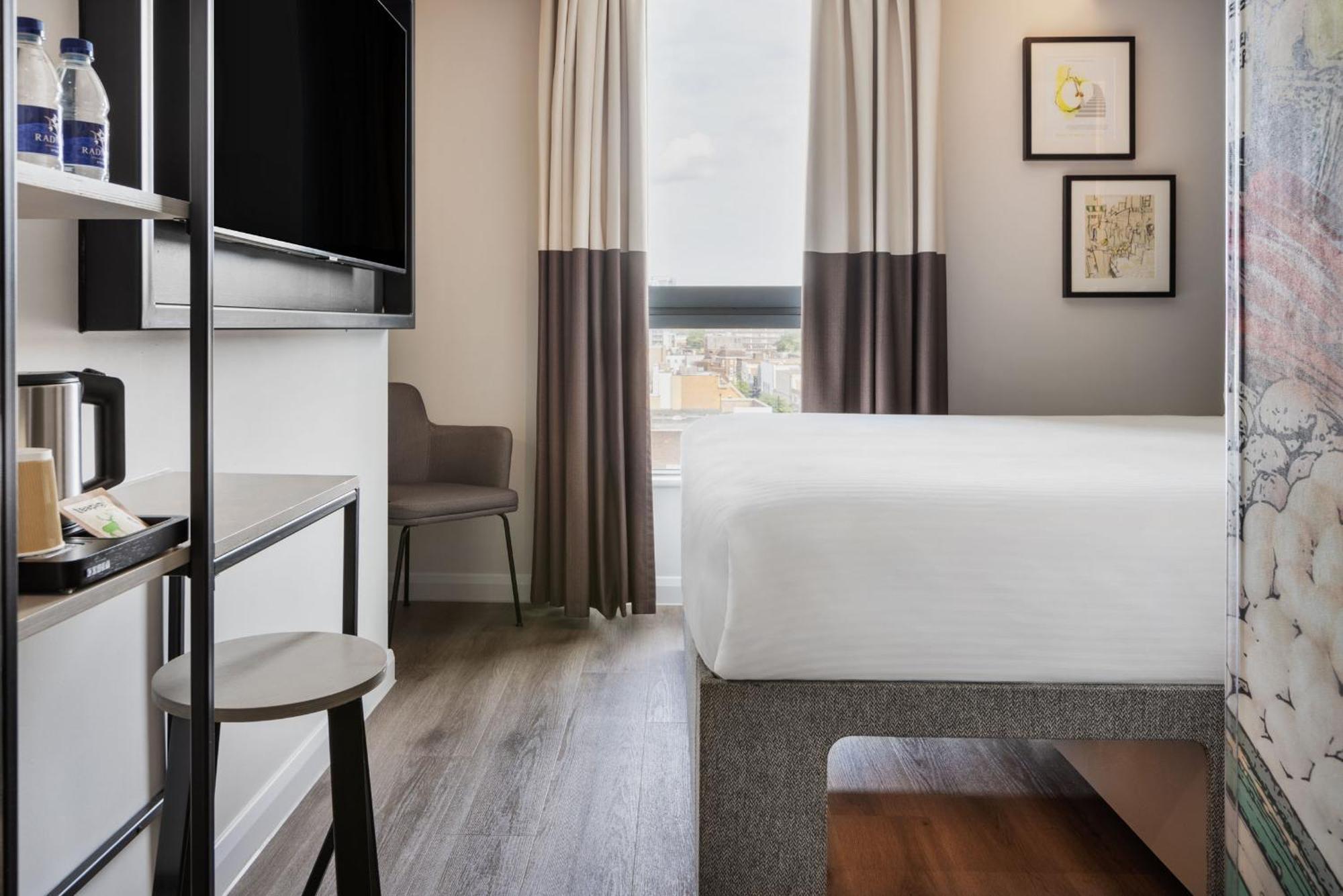 Spark By Hilton London Ромфорд Экстерьер фото
