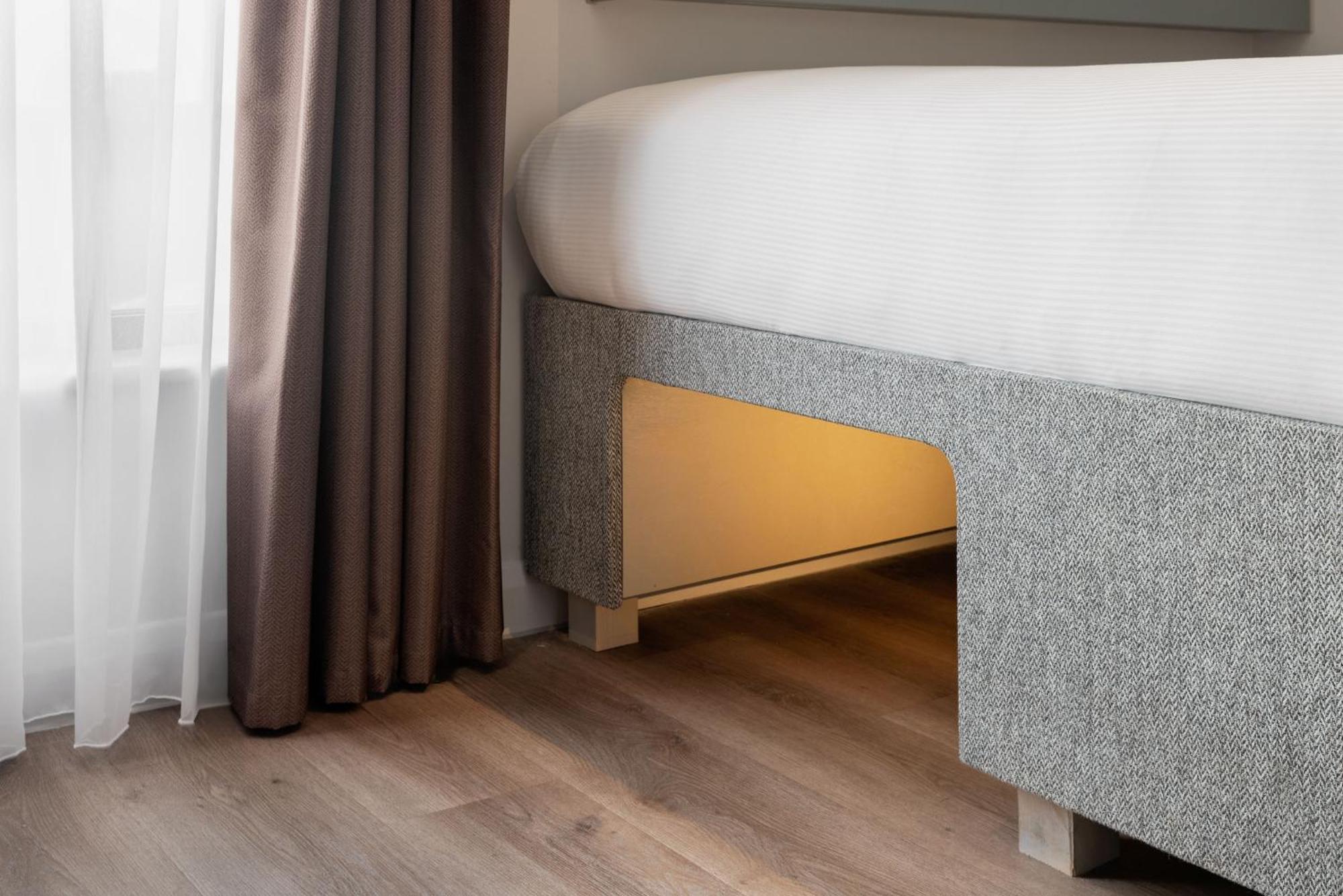 Spark By Hilton London Ромфорд Экстерьер фото