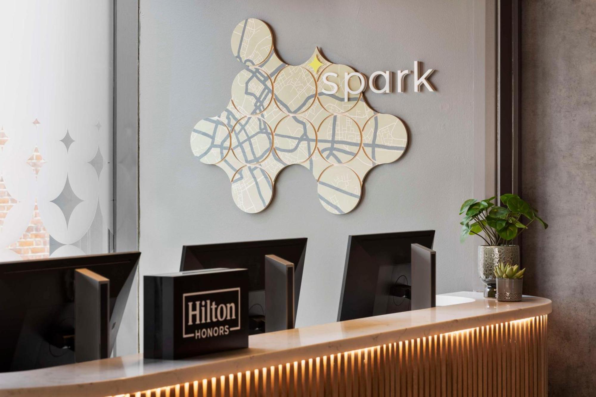 Spark By Hilton London Ромфорд Экстерьер фото