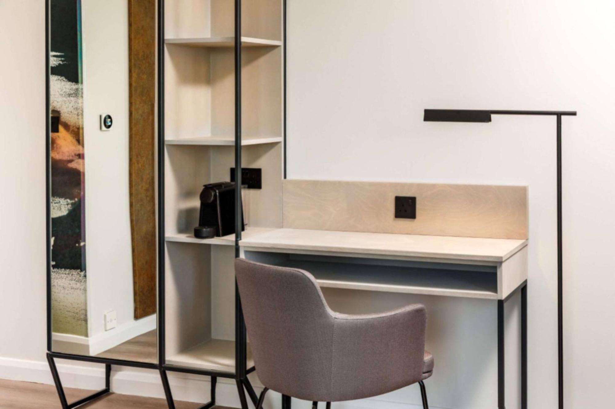 Spark By Hilton London Ромфорд Экстерьер фото
