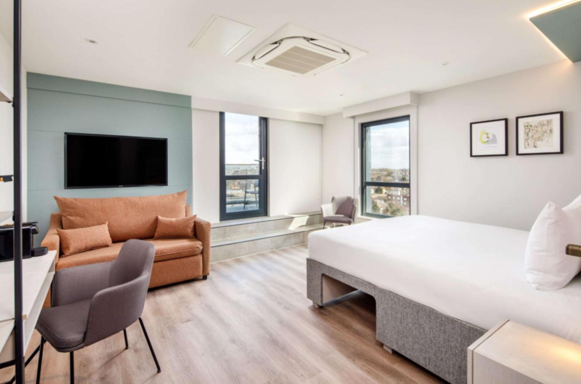 Spark By Hilton London Ромфорд Экстерьер фото