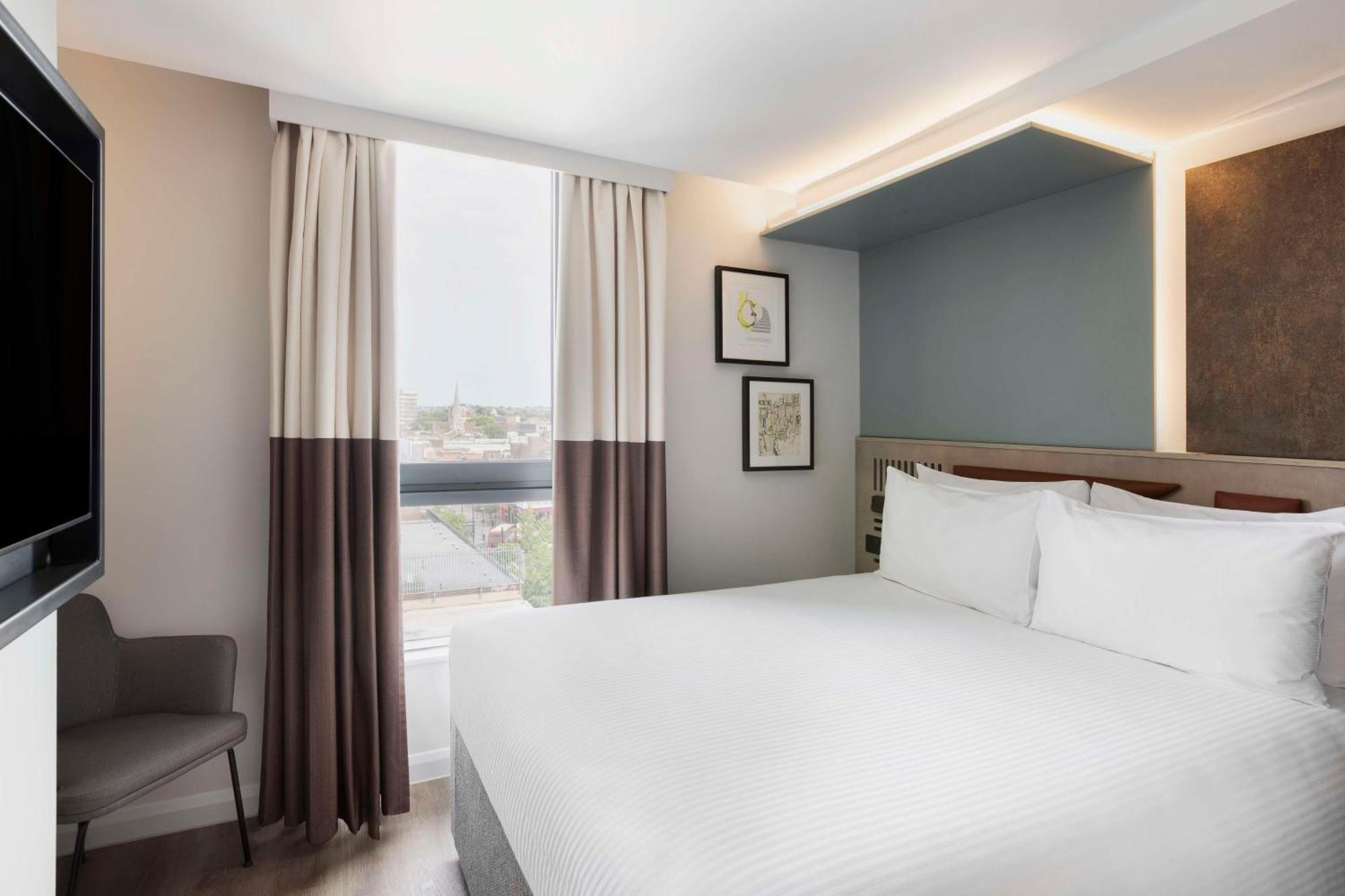Spark By Hilton London Ромфорд Экстерьер фото
