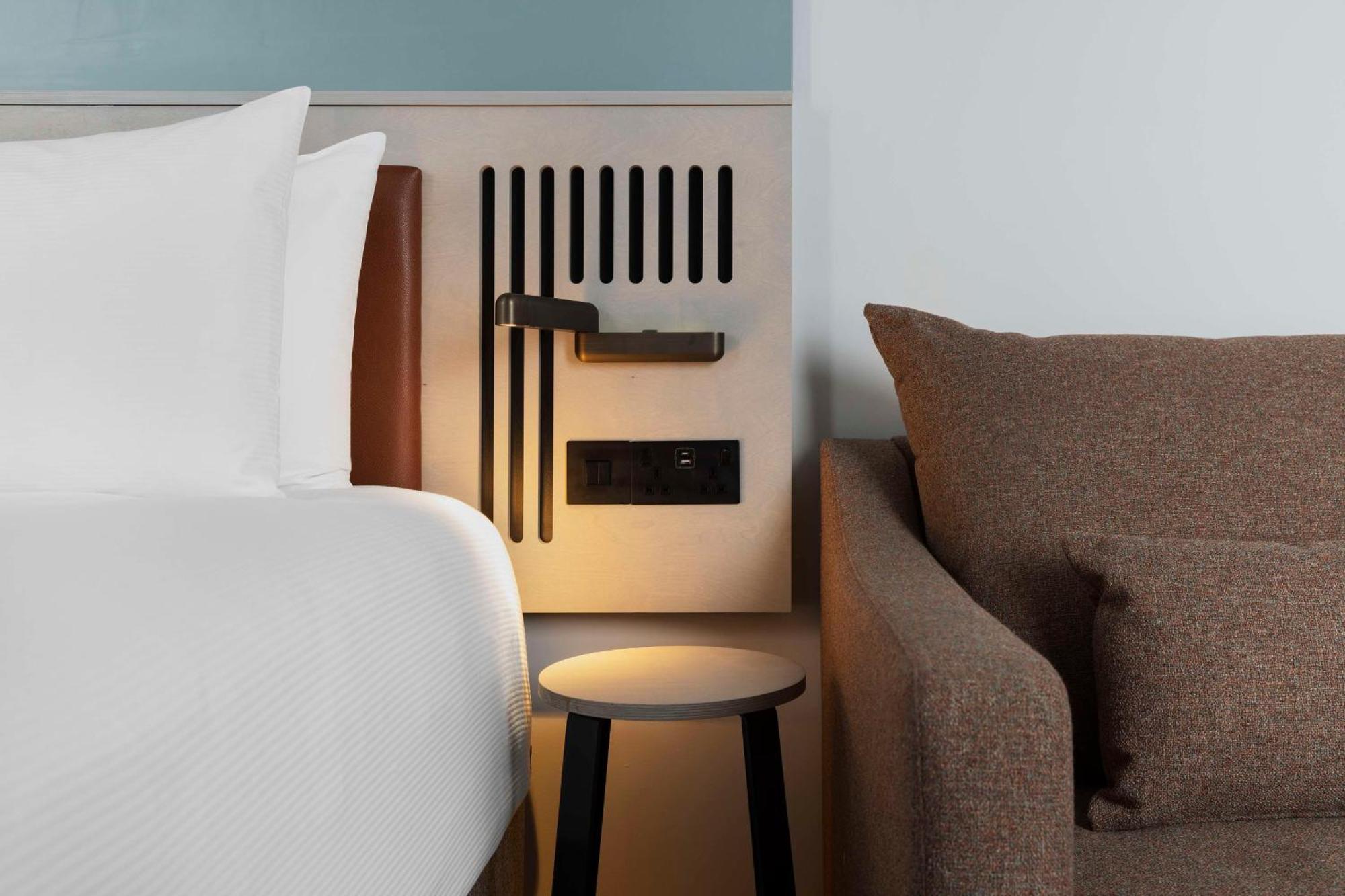 Spark By Hilton London Ромфорд Экстерьер фото