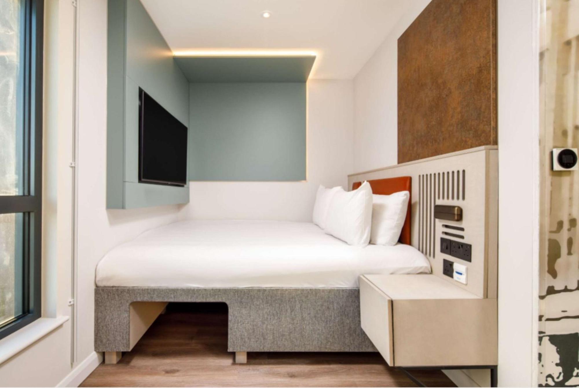 Spark By Hilton London Ромфорд Экстерьер фото
