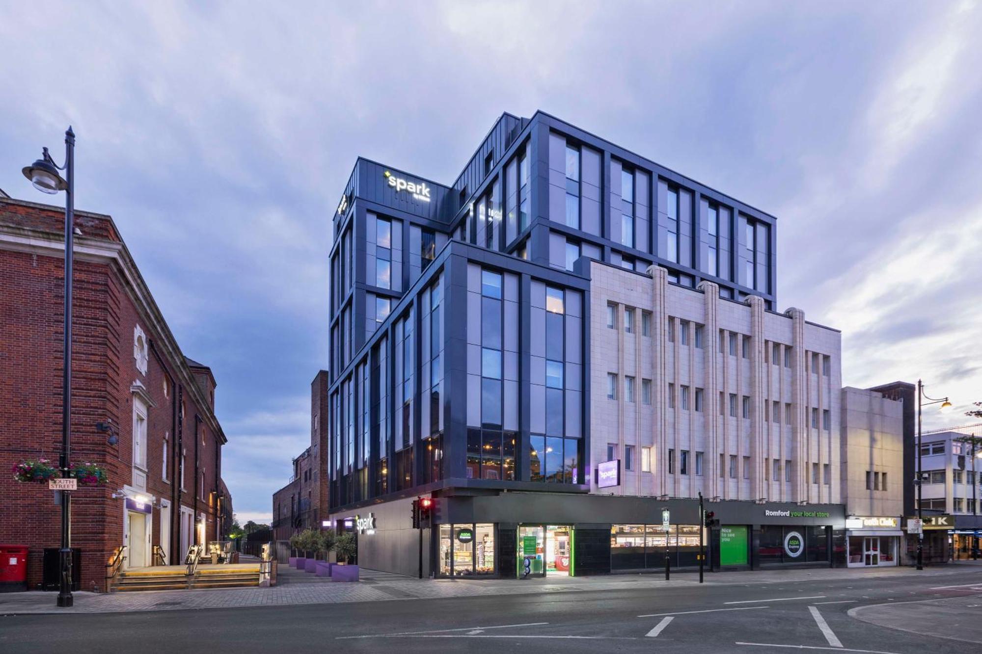Spark By Hilton London Ромфорд Экстерьер фото