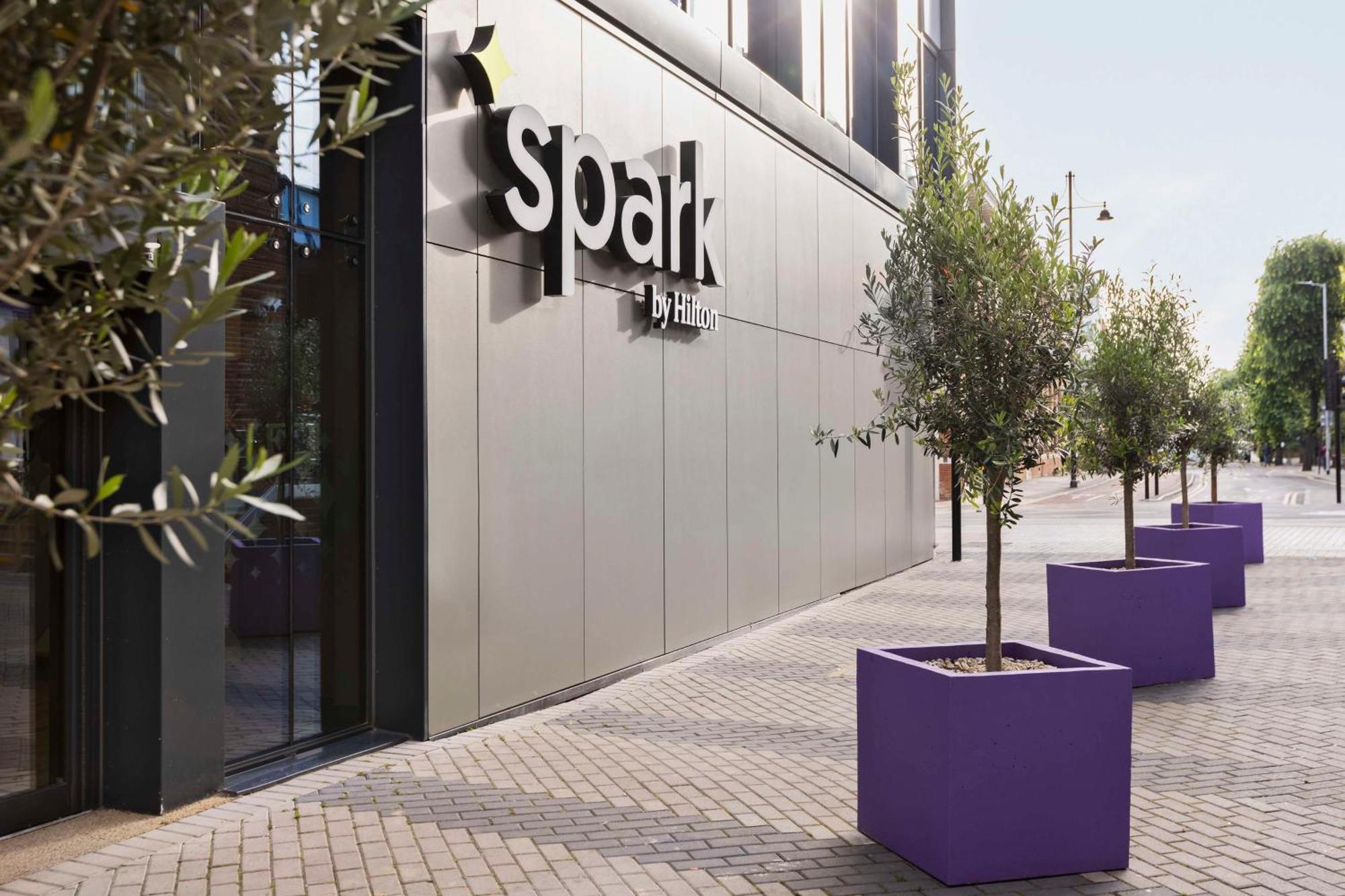 Spark By Hilton London Ромфорд Экстерьер фото
